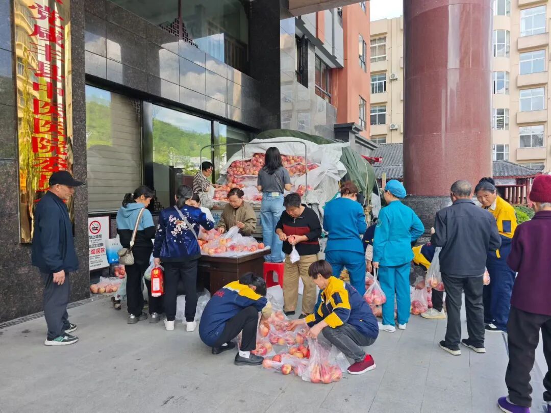 陕西商贩突发脑梗,湖北咸丰人买光其8000余斤苹果,两地互免景区门票,医院回应 陕西商贩突发脑梗,湖北咸丰人买光其8000余斤苹果,两地互免景区门票,医院回应