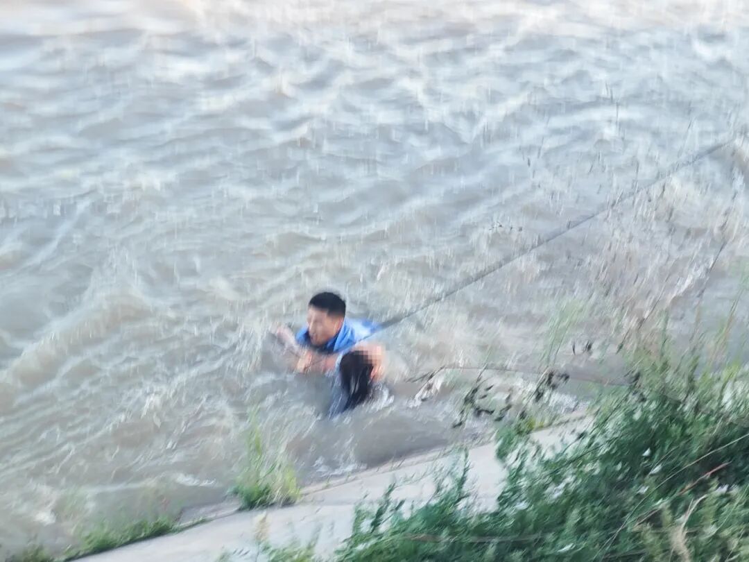 刺骨河水中，这个动作他重复了三遍