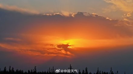 北京现治愈系夕阳与云隙光