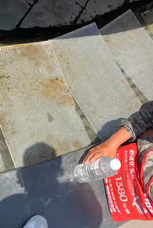 宿迁一男子路遇大叔喝喷泉水，上前提醒并递上饮用水：希望大家多一份热心少一份冷漠