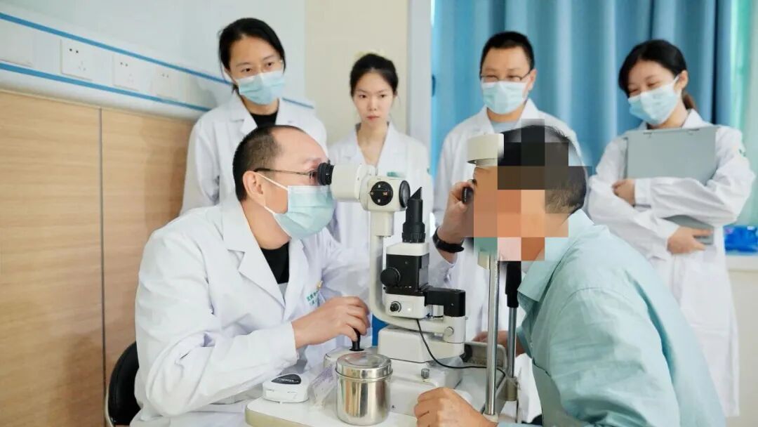 禁止戴着入睡，男子睡觉没摘致角膜受伤，很多人喜欢这样做......