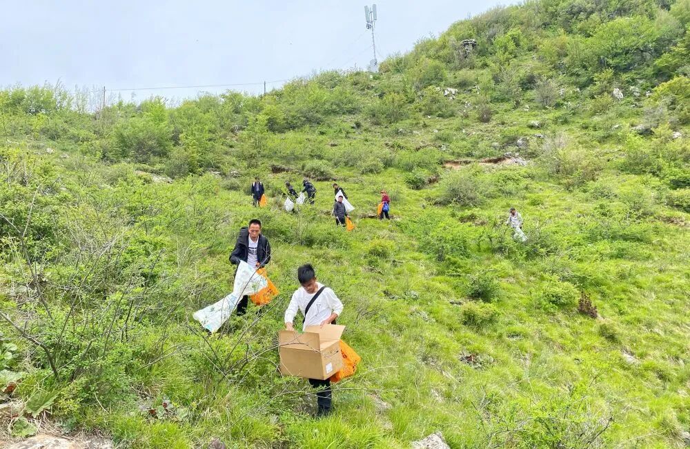 记者徒步5小时，捡了两麻袋垃圾……