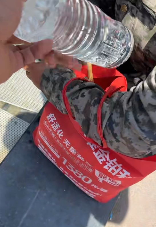 宿迁一男子路遇大叔喝喷泉水，上前提醒并递上饮用水：希望大家多一份热心少一份冷漠