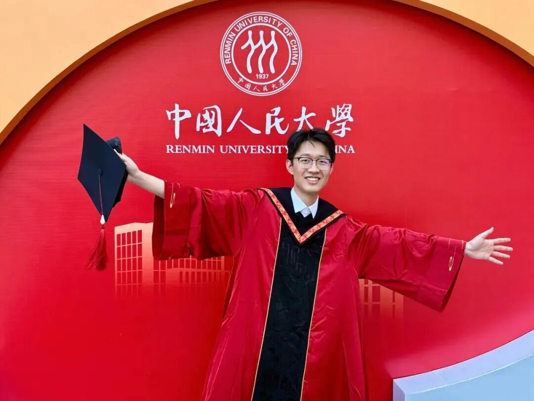 “你们下车吧，再打一辆车”，网约车司机提出要求，他转身上了驾驶座……