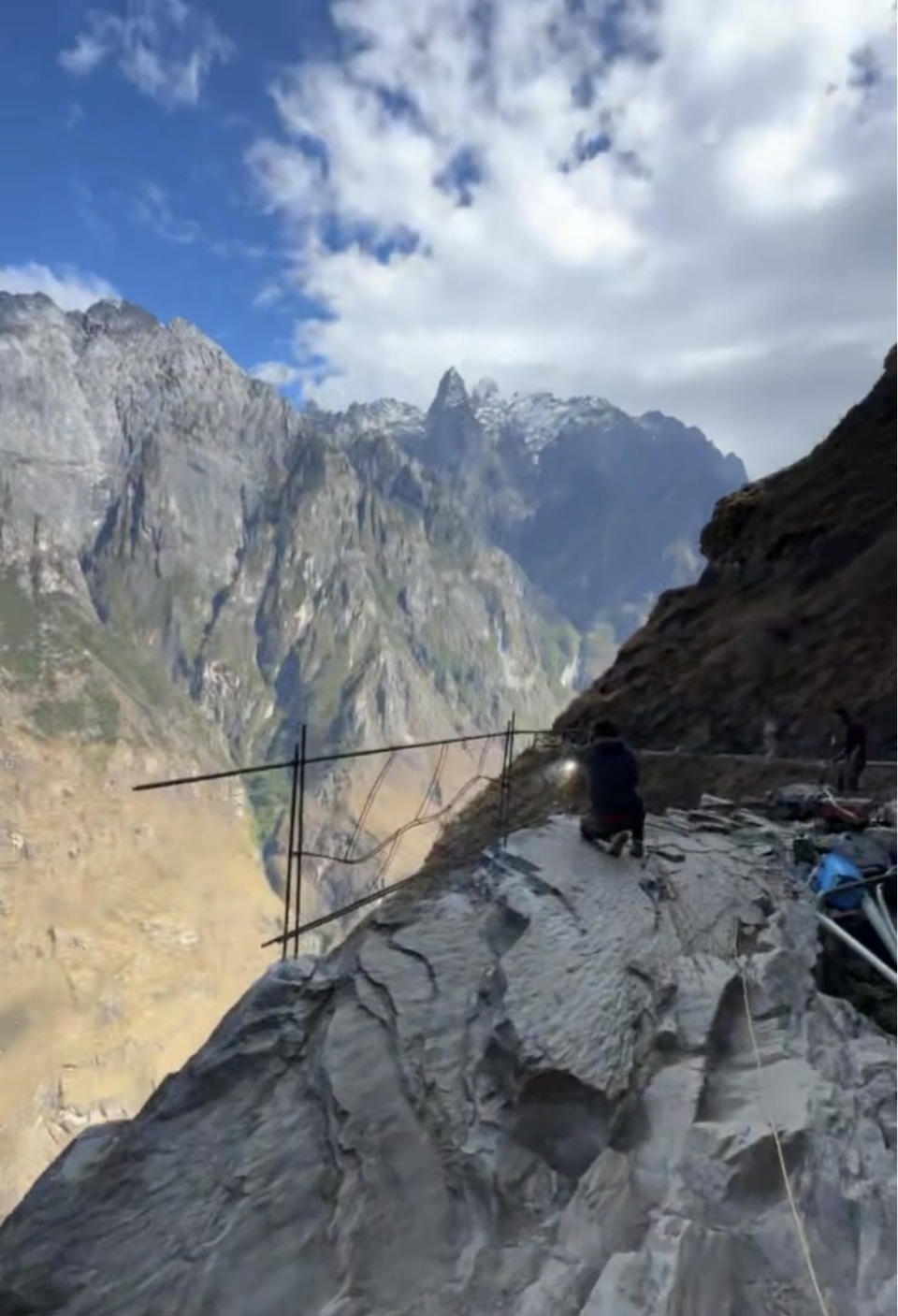 香格里拉虎跳峡精华路段装上护栏？网友质疑干预自然景观，旅游从业者讲述，景区回应
