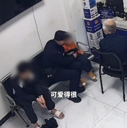 “零食社交”天花板→“00后”新警和走失小孩一起“吃香喝辣”