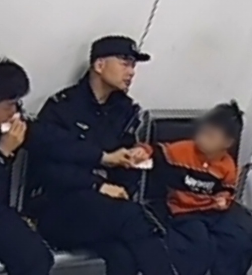 “零食社交”天花板→“00后”新警和走失小孩一起“吃香喝辣”