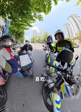 他没开罚单，却送了一顶头盔……深夜街头这一幕，全网为这位交警点赞