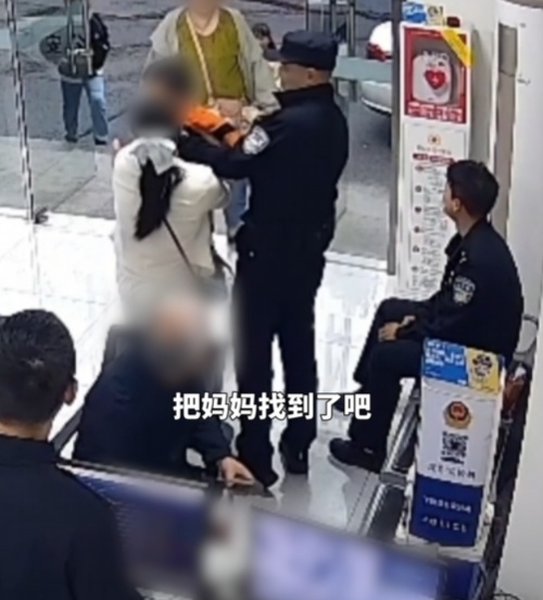 “零食社交”天花板→“00后”新警和走失小孩一起“吃香喝辣”