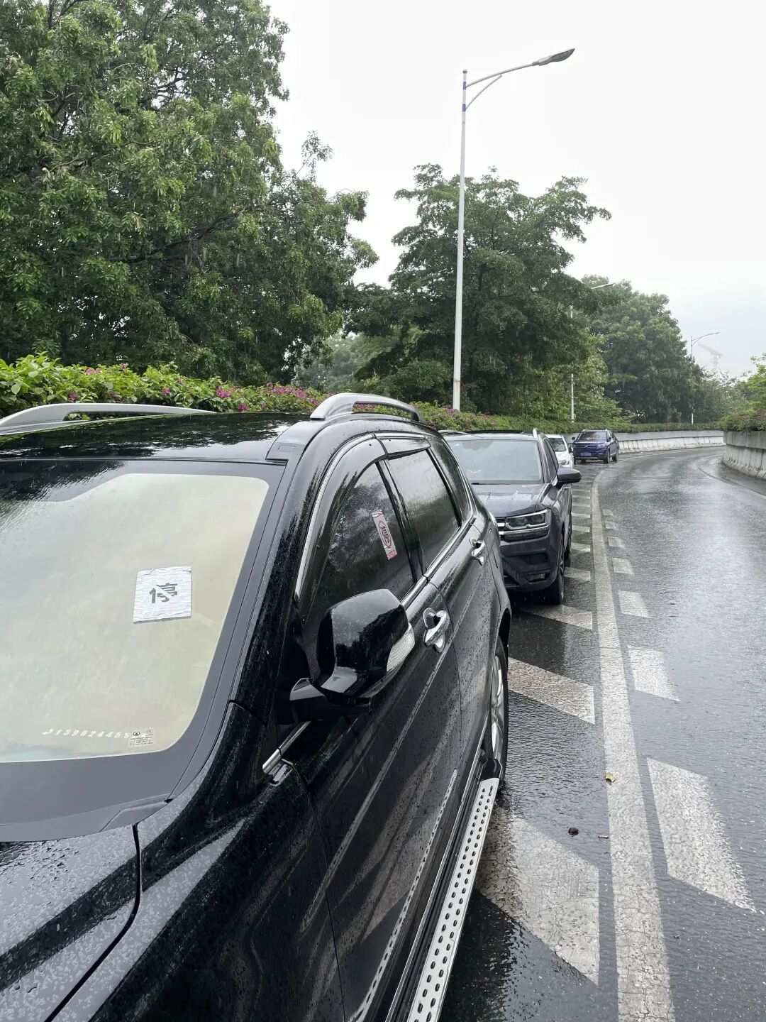 广州一省道路口变“露天车场”，数台车排队停放在此，交警：对10台违停车辆依法处罚