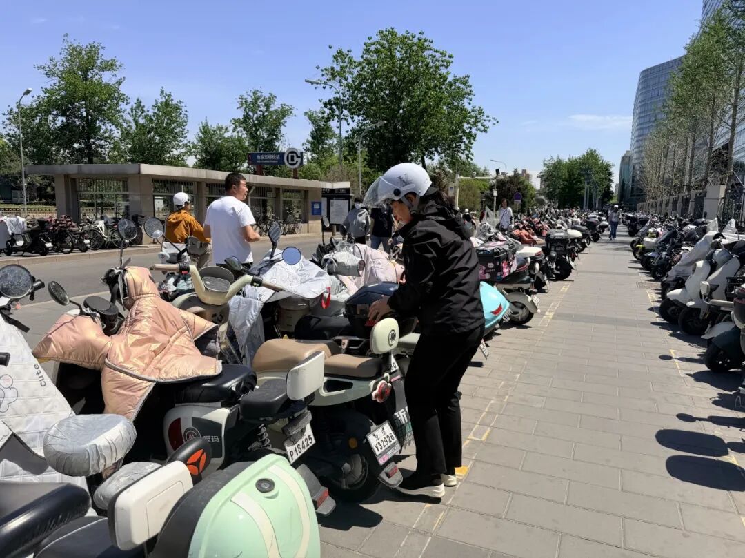 电动车头盔没地儿放？北京交警：符合条件可加装尾箱