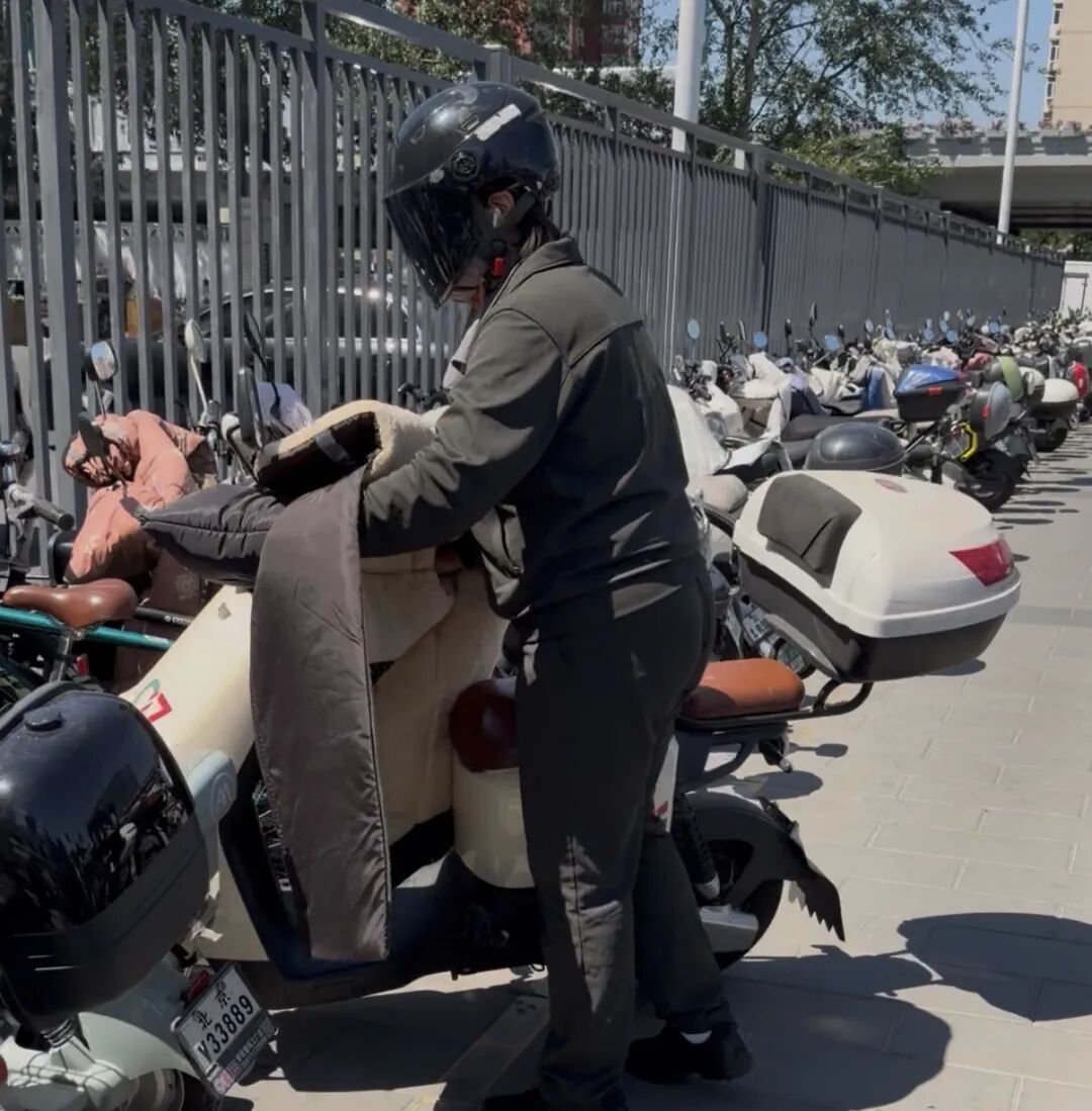 电动车头盔没地儿放？北京交警：符合条件可加装尾箱