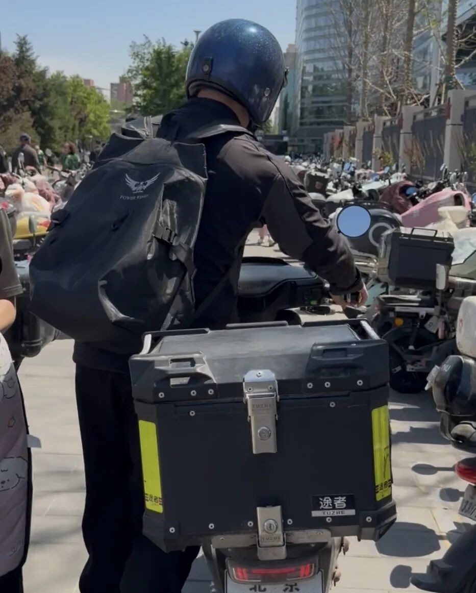 电动车头盔没地儿放？北京交警：符合条件可加装尾箱
