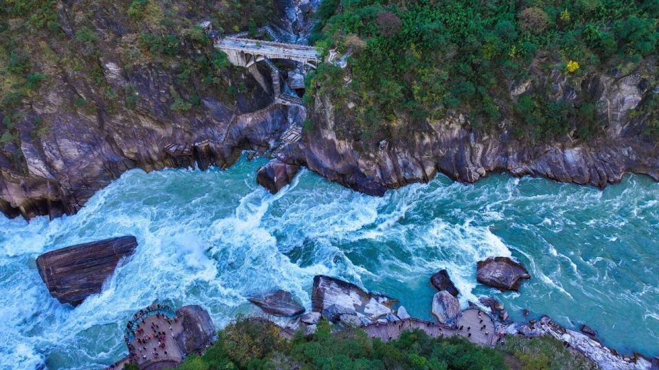 香格里拉虎跳峡精华路段装上护栏？网友质疑干预自然景观，旅游从业者讲述，景区回应