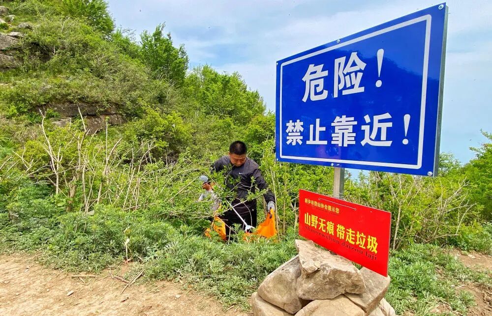 徒步野线有多“脏”？新华社记者5小时捡两麻袋垃圾