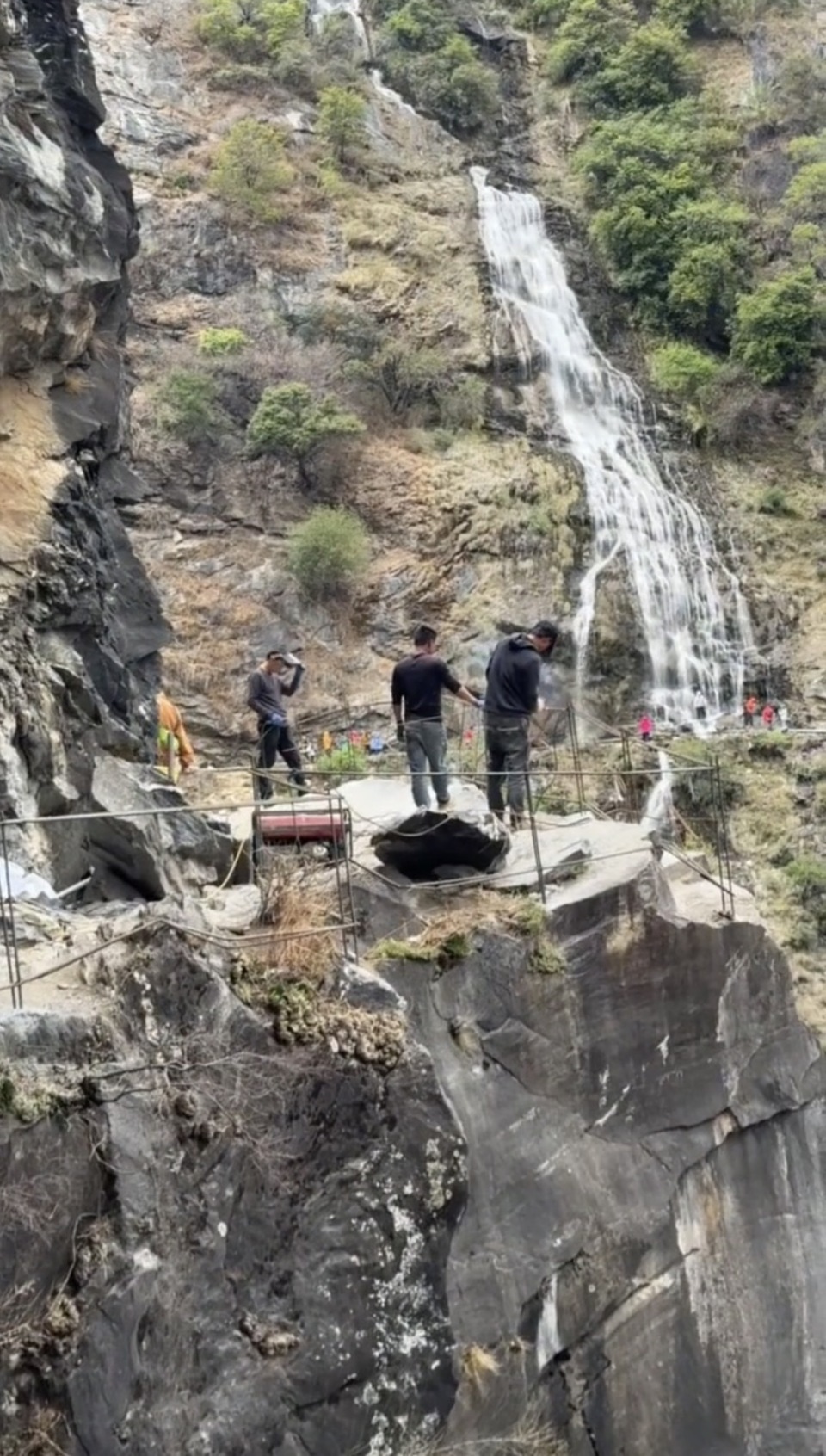 香格里拉虎跳峡精华路段装上护栏？网友质疑干预自然景观，旅游从业者讲述，景区回应