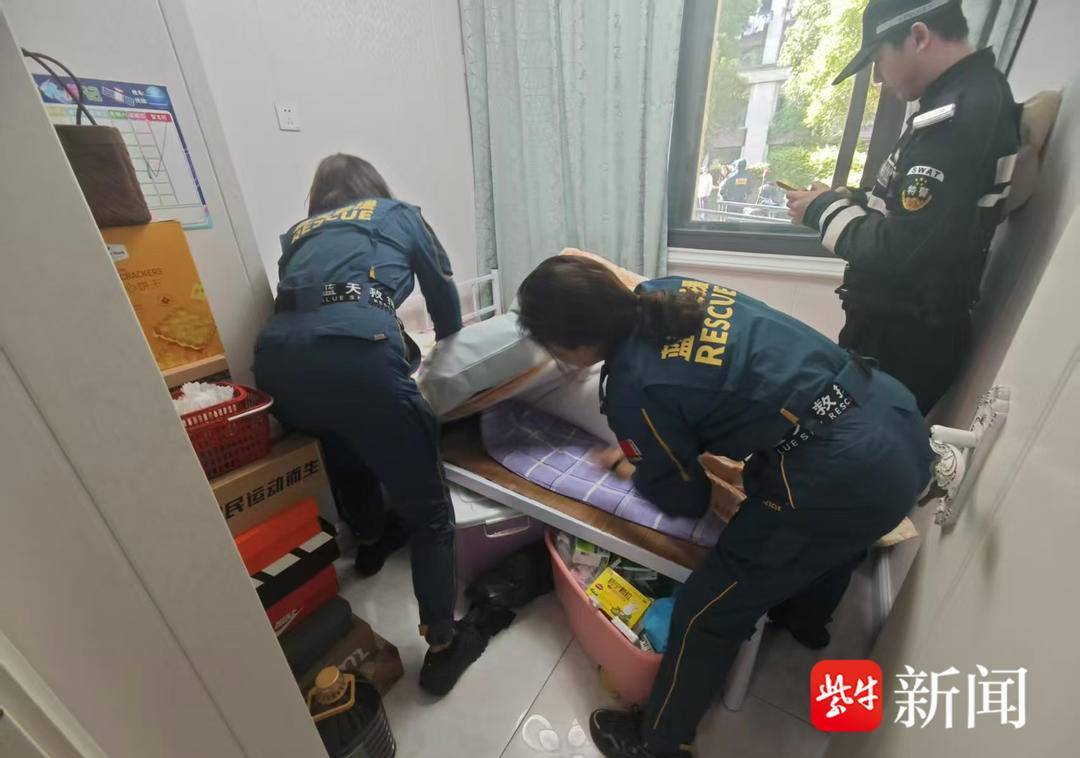 男孩“失踪”惊动专业救援队，没想到熊孩子“躲”在床底！