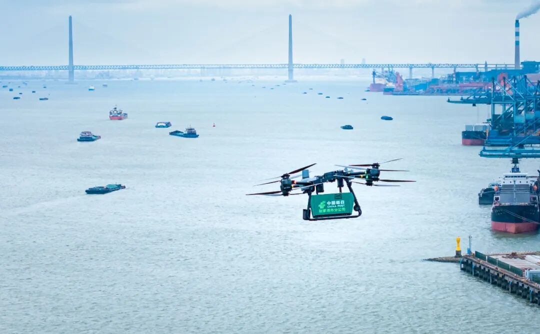 经济热点快评丨首条跨海无人机航线开通，低空经济越飞越高