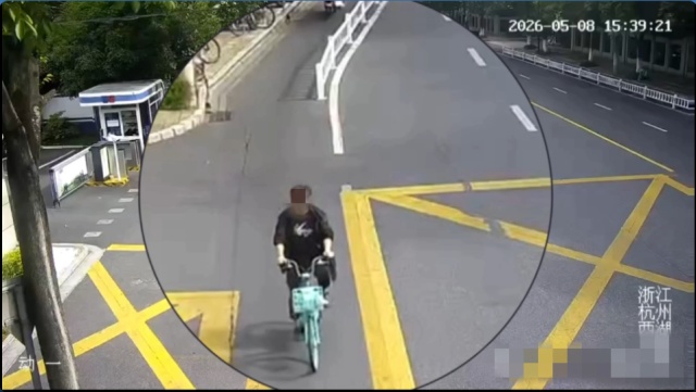 男子偷完东西后骑车经过派出所，杭州民警“秒出警”一路狂奔将人现场抓获