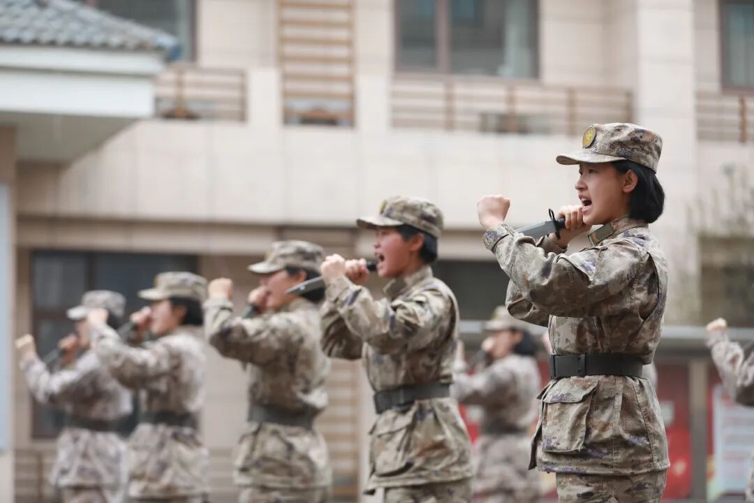 从“机房玫瑰”到“大漠战花”，这群女兵有多飒→
