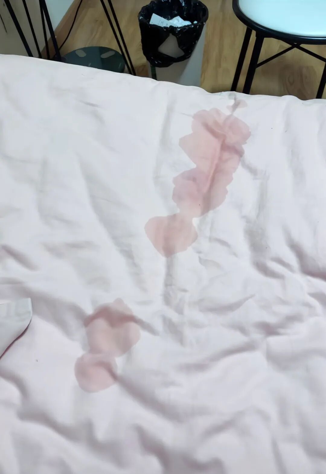 杭州女子清晨醒来，摸到床单上有不明液体，疑遭人上门开锁