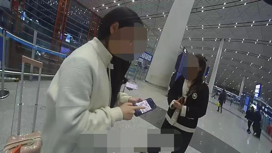 候机玩手机，15岁少年6万多元“飞走了”……