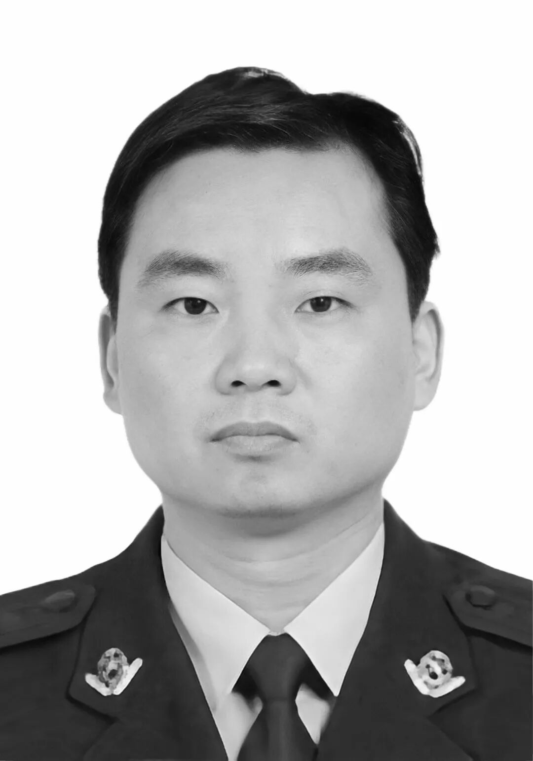 暴雨中处置高速交通事故时，58岁交警遭撞殉职