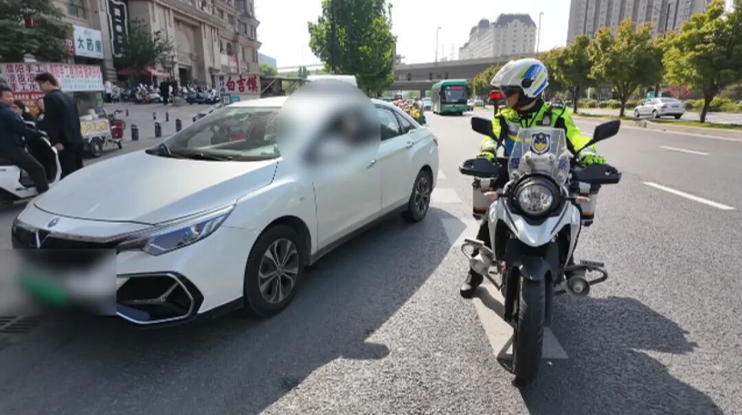 司机举报郑州街头有人“偷小孩” 交警核实：是误会，家长抱孩子上车离开时太慌张了