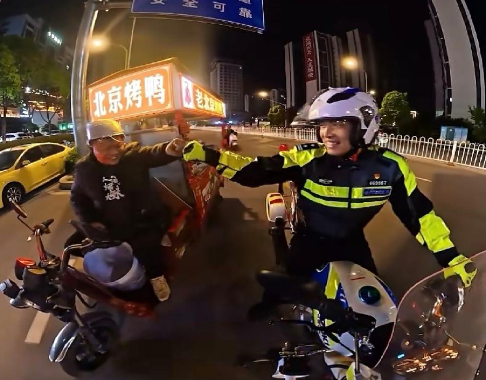 他没开罚单，却送了一顶头盔……深夜街头这一幕，全网为这位交警点赞