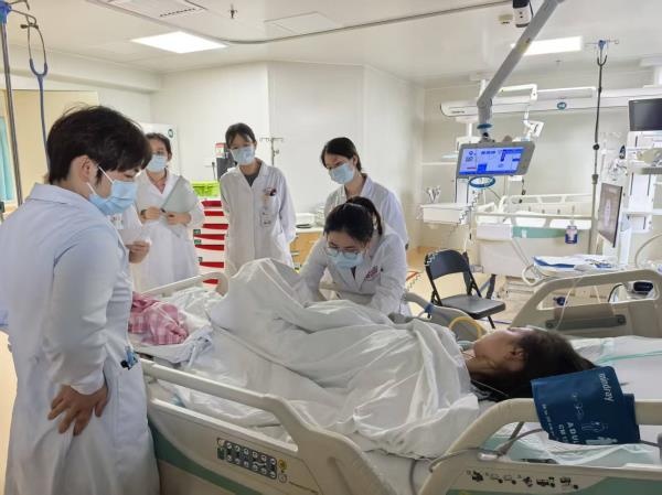 14岁病危少女从呼吸衰竭到笑着出院，家长泪谢医护：不来这里就没救了