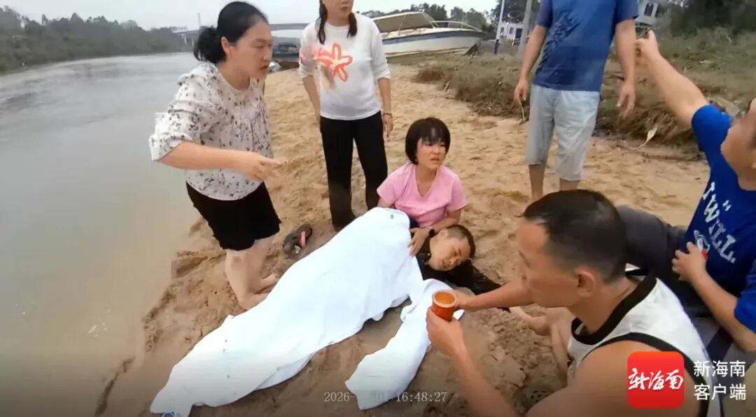 “快救人！”他拼尽最后力气救下2个孩子，一群陌生人又救了他……
