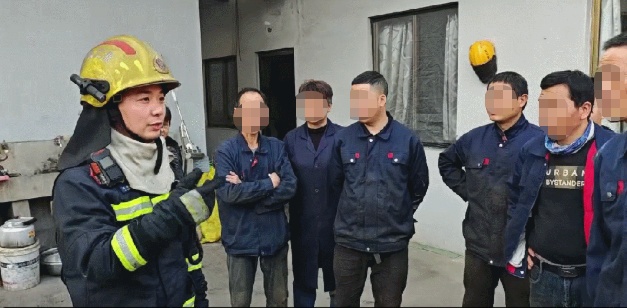 家长带儿子上班，结果一个没看住，让单位痛失一间办公室……