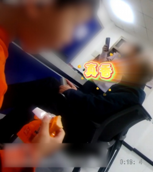“零食社交”天花板→“00后”新警和走失小孩一起“吃香喝辣”