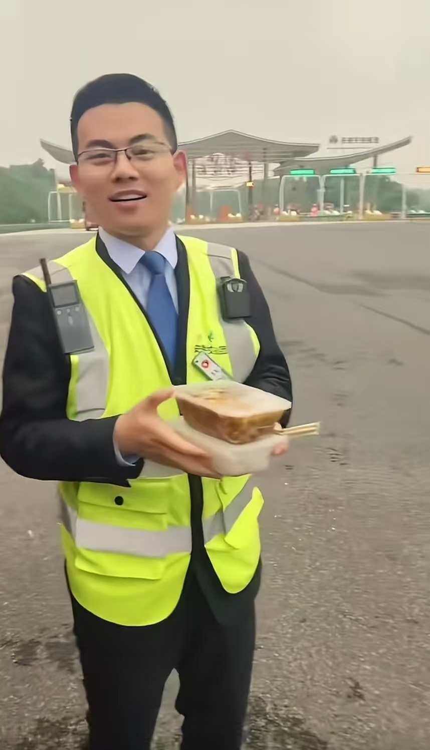 必须发网上！安徽芜湖一收费站工作人员给司机送餐获全网点赞，当事人：小事，应该做的