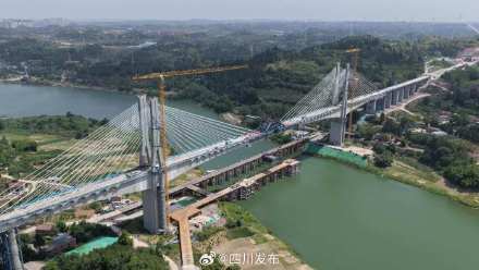 成达万高铁资阳沱江特大桥顺利合龙