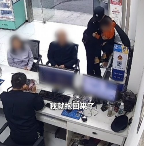 “零食社交”天花板→“00后”新警和走失小孩一起“吃香喝辣”