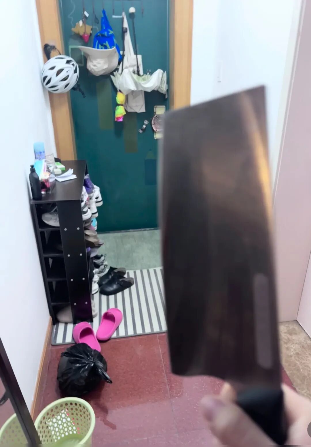 杭州女子清晨醒来，摸到床单上有不明液体，疑遭人上门开锁