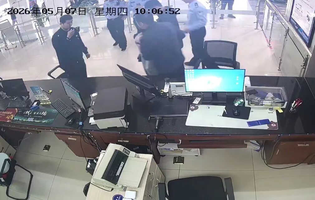 网逃人员现身车驾管办证大厅，“拿下”！