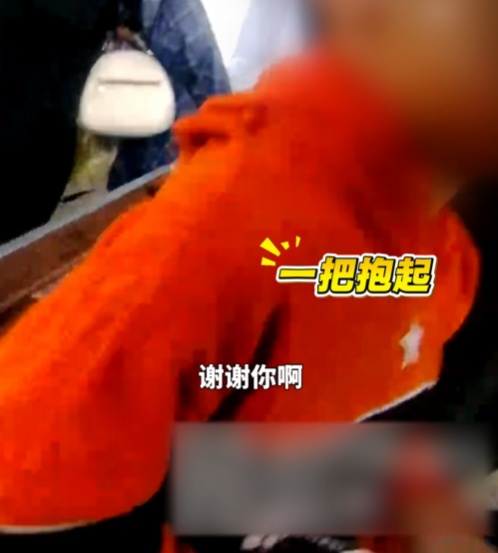 “零食社交”天花板→“00后”新警和走失小孩一起“吃香喝辣”