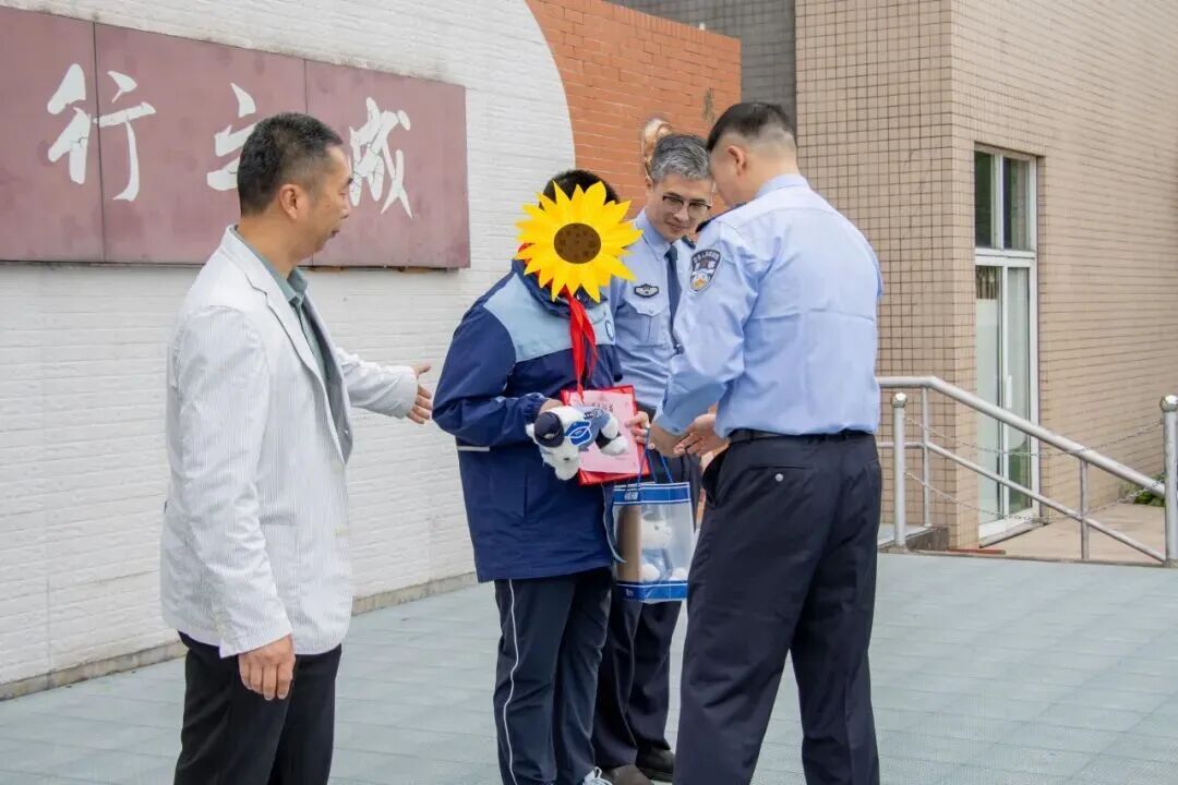 少年慧眼识“毒”，民警：上学校表扬你！