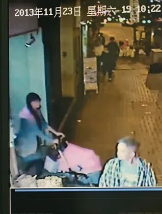 香港女子报警称半岁女儿被“问路的人”拐走震惊全港，真相披露：女婴断气后被丢进垃圾桶，警方翻遍8000吨垃圾寻找尸体，女子被判5年