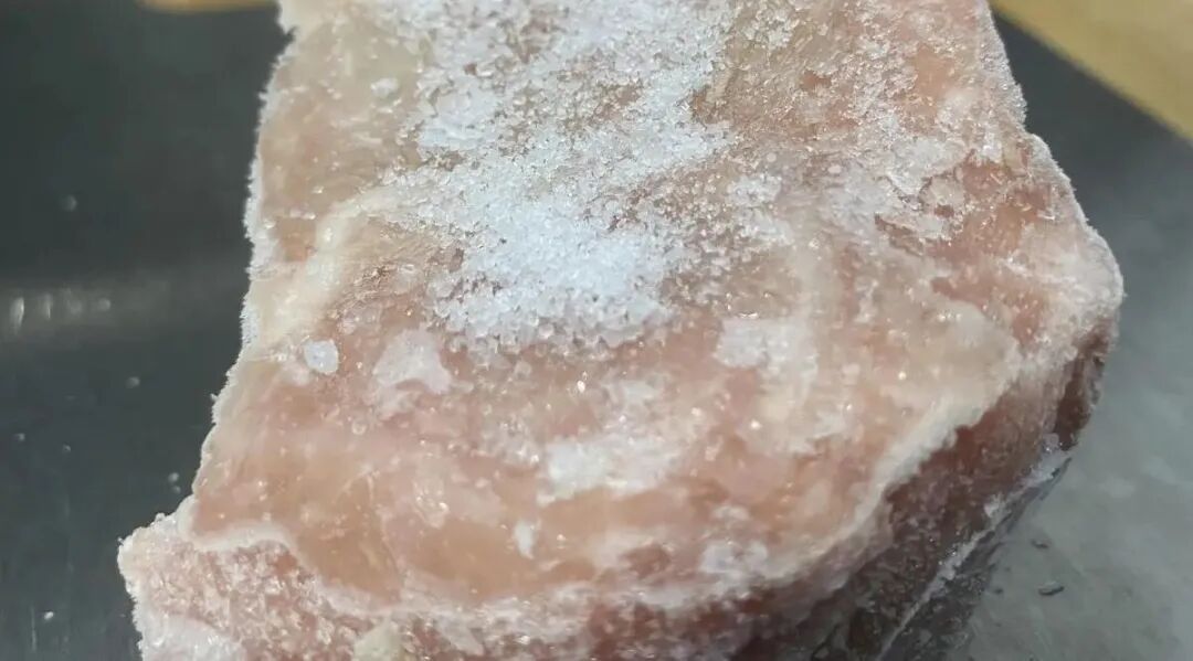 冰箱“陈年冻肉”舍不得扔，老人险些丧命