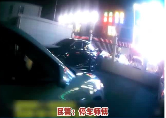 离谱！酒驾司机为躲避检查，当交警面猛灌白酒，“下车后喝酒不能算酒驾！”