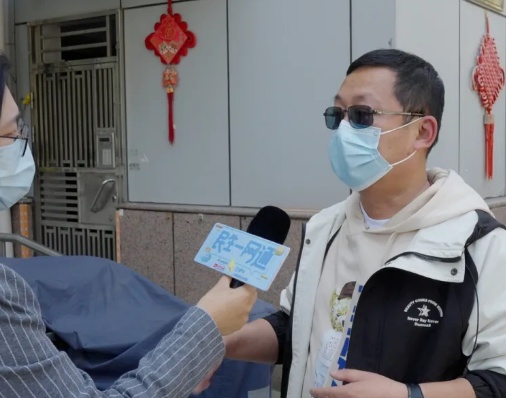 楼上70多岁老伯凌晨3点爬进自己家，已经不是第一次…男子崩溃报警，住不下去了