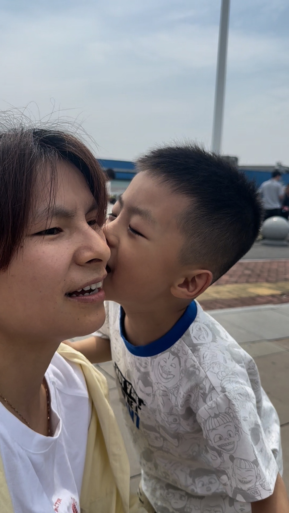 双胞胎妈妈带崽体验陆上龙舟，粗心宝贝祝妈妈节日快乐，结果忘记自己送了什么礼物