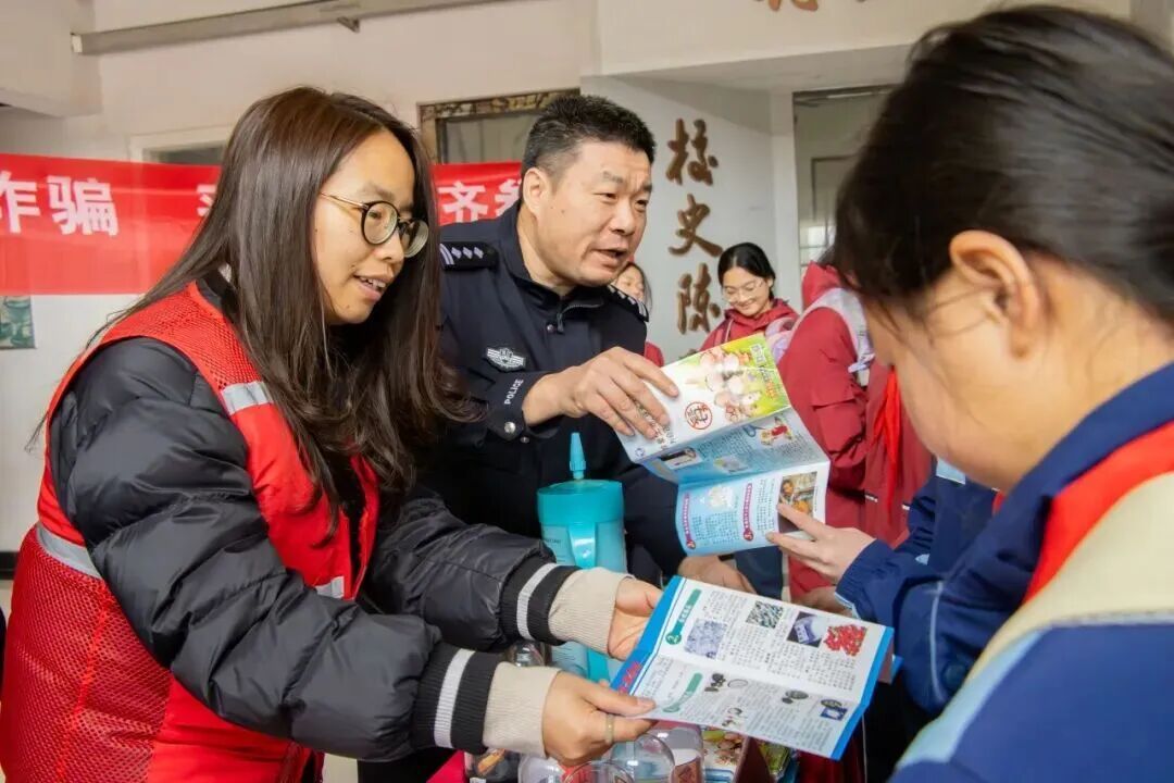 少年慧眼识“毒”，民警：上学校表扬你！