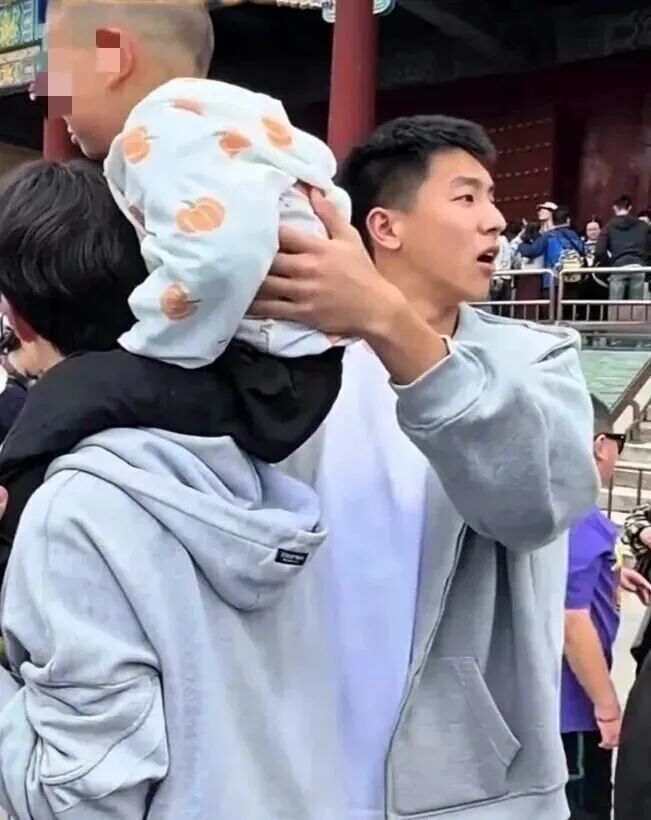 “把小男孩扛在肩膀找人”的东北小哥哥，找到了
