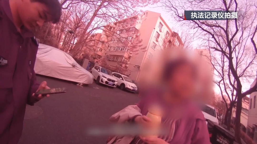 4岁小女孩赌气走失 北京警察紧急查找！