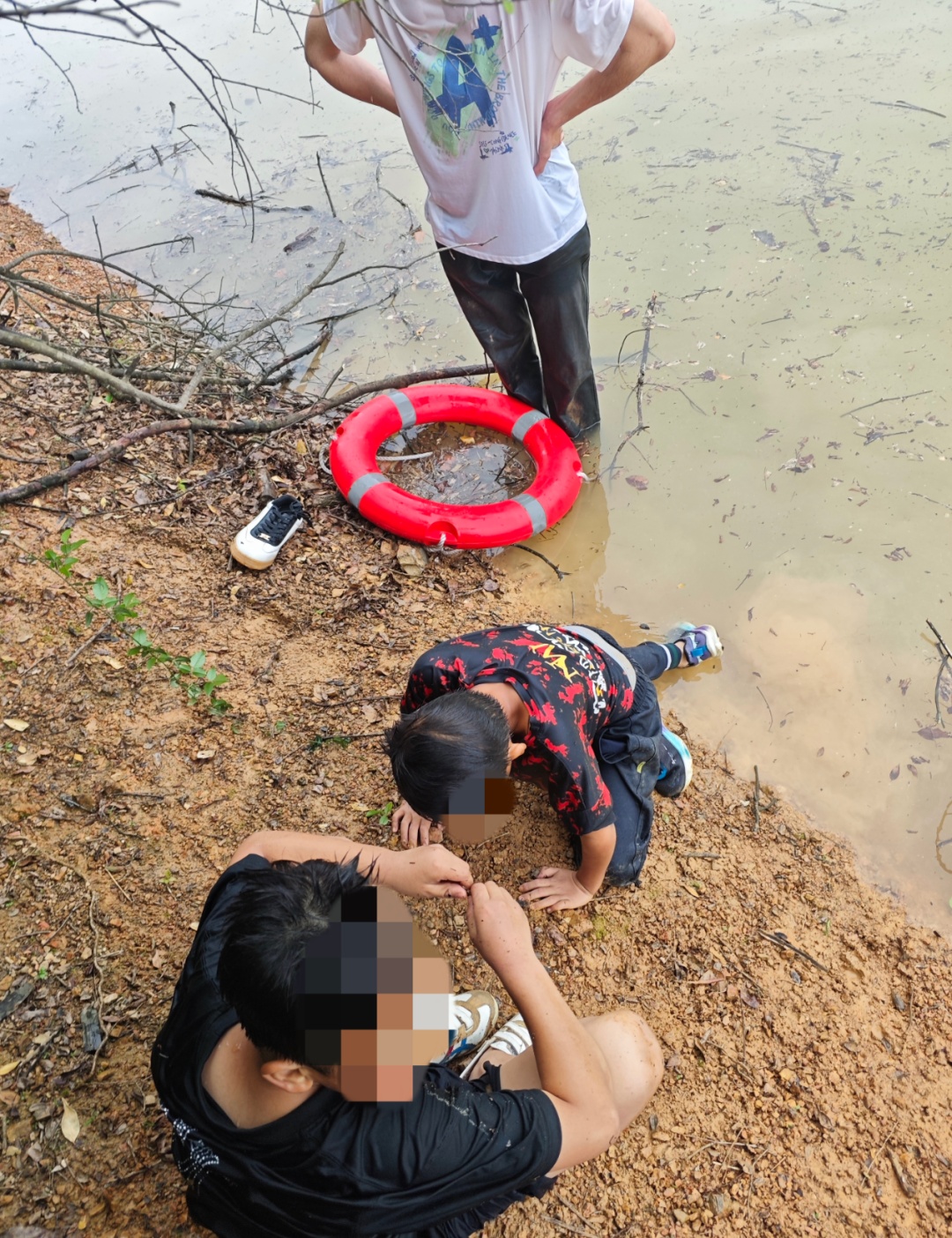 两名孩童不慎滑入水中,危急时刻,杭州多名小伙迅速跳水合力救援 两名孩童不慎滑入水中,危急时刻,杭州多名小伙迅速跳水合力救援