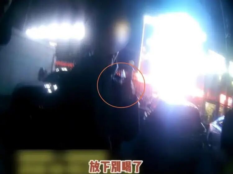 离谱！酒驾司机当交警面猛灌白酒，自作聪明“醉”上加罪
